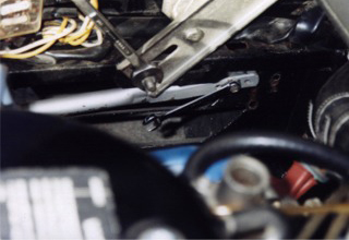 Remove the bolt in the headlight lifting mechanism